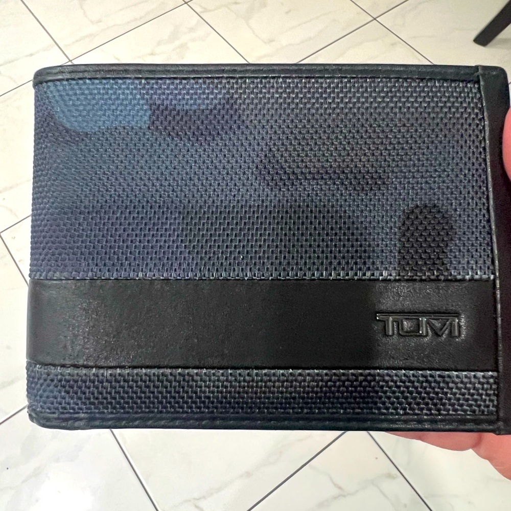 TUMI men’s wallet. In great condition